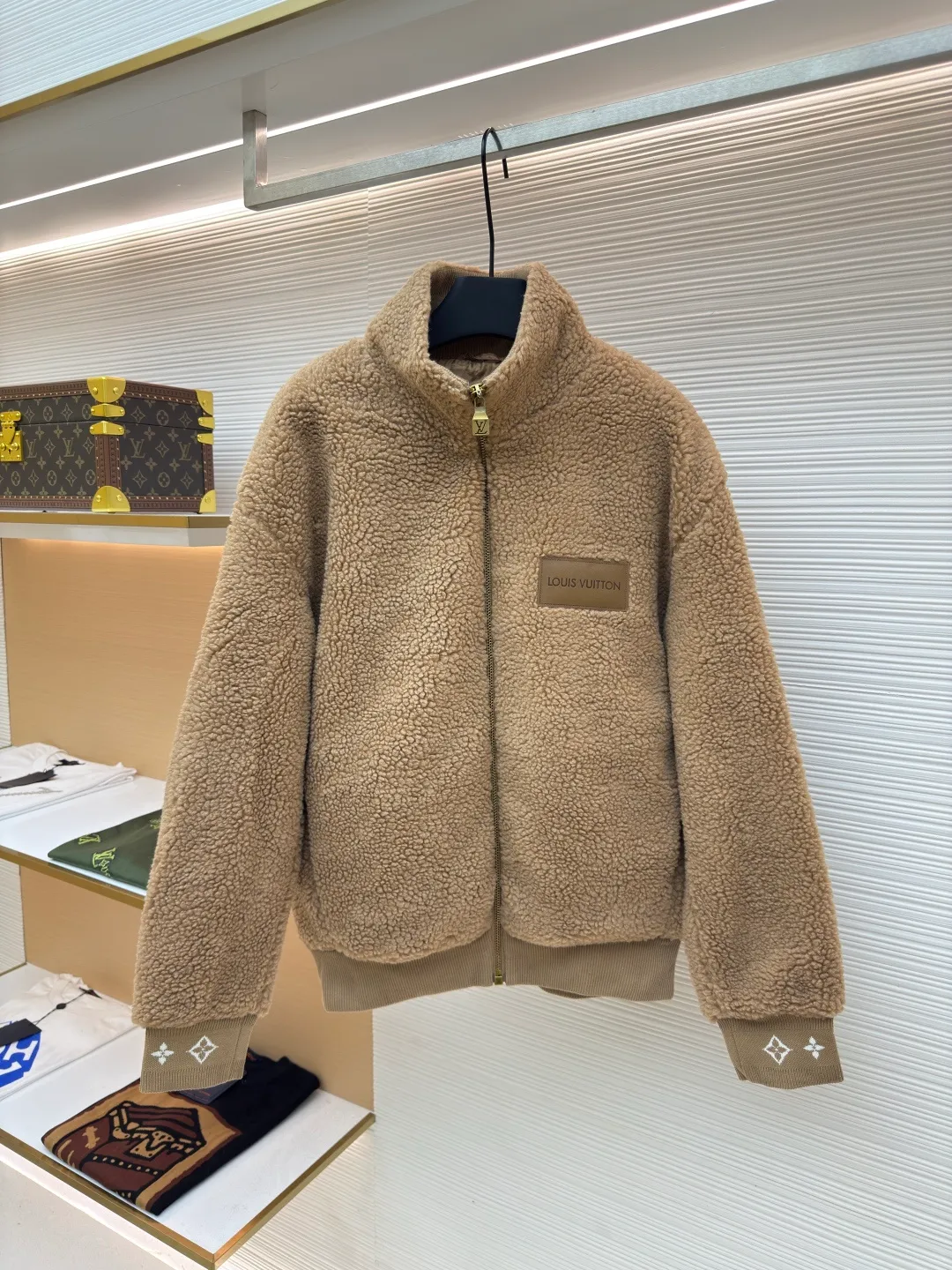 LOUIS VUITTON Teddy sheep wool blended suede tunic jacket ●Authentic product: Purchased and developed by 16999 ●Item number: 1680678-B70 ●Fabric: Lamb wool fabric ●Technology: Positioned cutting machine ●Version: Fitted version ●Weight: about 900 grams ●Size: S-M-L-XL ●Description: Made of high-quality lamb wool fabric, the fluff is fine and soft, rich to the touch, the fluff is tight and even, not easy to shed, ensuring the quality and durability of the jacket; the collar adopts a stand-up collar design, which has been treated with special technology to be stiff and stylish, which can protect the neck from cold wind; the brand on the zipper head The logo is exquisite and compact, adding to the beauty of the details; the brand leather patch on the left chest is made of high-quality material, and the embossed brand logo is clear and three-dimensional, with full texture, which enhances the recognition and high-end sense of the jacket; during the sewing process, the stitches are fine and even, especially the splicing of the lamb wool fabric, which is smooth and firm. The overall wiring is straight and delicate, the fabric is comfortable and soft, and the color is consistent without color difference. It can be matched with the same style to create a fashionable look and control various occasions. Customized accessories, complete with three standards, same style for men and women!
